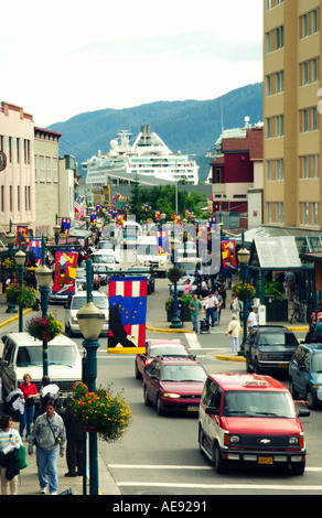 Straßen der Innenstadt von Juneau, Alaska mit Kreuzfahrtschiff im Hintergrund Stockfoto