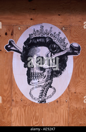 Böse Karikatur von Königin Elizabeth II – mit ihr als Skelett mit Diadem – auf Brettern vernagelt Shop bei Smithfield Market, London Stockfoto