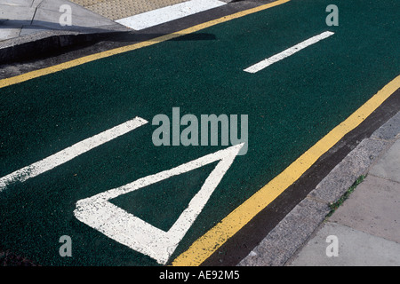 Getrennt, zwei-Wege-Radweg mit frisch gelegt grün Asphalt und gelbe und weißer Abzeichen, King Cross, London, England Stockfoto