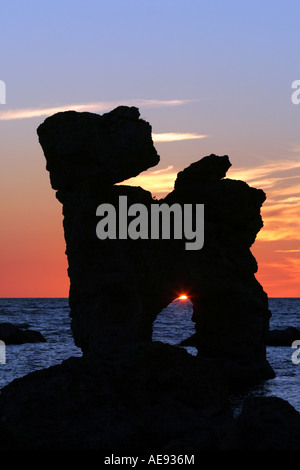 Natürliche Felsnadeln in Faro Gotland als Rauks bezeichnet. Diese Rauk ist eines der berühmtesten stehend im Wasser Gamla Hamnøya Stockfoto