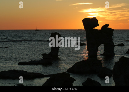 Natürliche Seastacks in Fårö, Gotland, genannt Rauks. Diese Rauk ist eines der berühmtesten stehend im Wasser Gamla Hamnøya. Stockfoto