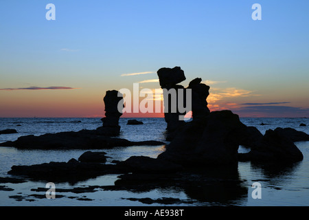 Natürliche Seastacks in Fårö, Gotland, genannt Rauks. Diese Rauk ist eines der berühmtesten stehend im Wasser Gamla Hamnøya. Stockfoto