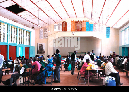 Eltern treffen mit Mitgliedern des Personals um den Fortschritt ihrer Söhne in Maseno School Kenia in Ostafrika zu besprechen Stockfoto