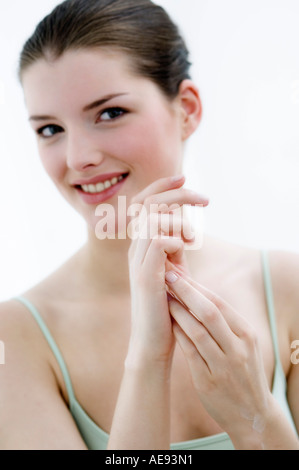 Gesicht der jungen Frau schaut in die Kamera Lächeln, innen Stockfoto
