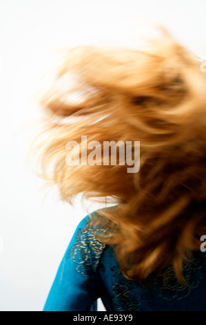 Junge Frau mit blonden Haaren, Ansicht von hinten, Bewegungsunschärfe, Nahaufnahme (Studio) Stockfoto