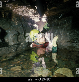 Höhlenforscher kriechen in Wasser in Süd-Wales Höhle UK Stockfoto