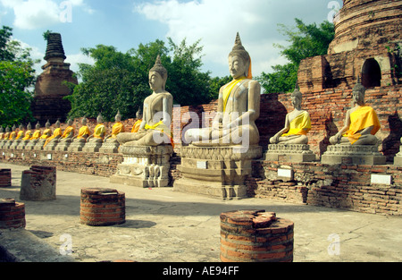 Wat Yai Chai Mongkol mit Reihen von Buddha-Statuen, groß und klein sowie ein liegender Buddha in Ayutthaya, Thailand Stockfoto