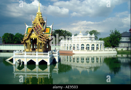 PHR Thinang Aiswan Thiphys an Reflexion und reich verzierten Torhaus an der königlichen Sommerpalast Bang Pa In, Thailand Stockfoto