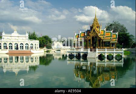 PHR Thinang Aiswan Thiphys an Reflexion und reich verzierten Torhaus an der königlichen Sommerpalast Bang Pa In, Thailand Stockfoto