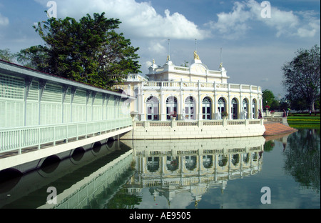 PHR Thinang Aiswan Thiphys Art Reflexion und reich verzierten Torhaus an der königlichen Sommerpalast Bang Pa In, Thailand Stockfoto