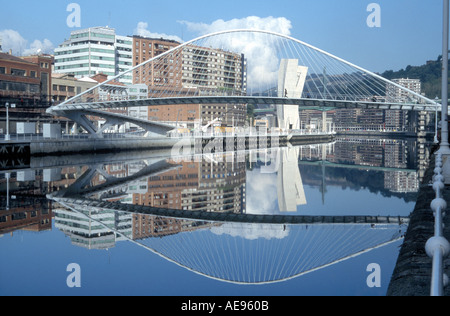Zubizuri Brücke über den Fluss Nervion, Bilbao, Spanien. Zugriff auf das Guggenheim-Museum für moderne Kunst. Teil des City-Erneuerung-Projekt Stockfoto