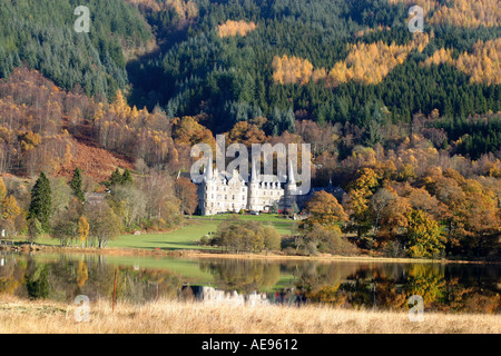 Herbstfarben am Ufer des wunderschönen Loch Achray in Scotland.Spectacular Umgebung für Tigh Mor Trossachs Timeshare Stockfoto