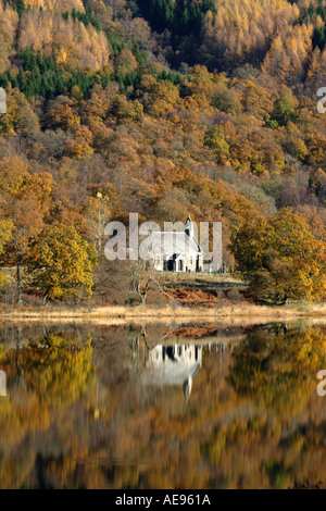 Die schottische Kirche am Ufer des Loch Achray im Trossachs Bereich von außergewöhnlicher natürlicher Schönheit Stockfoto