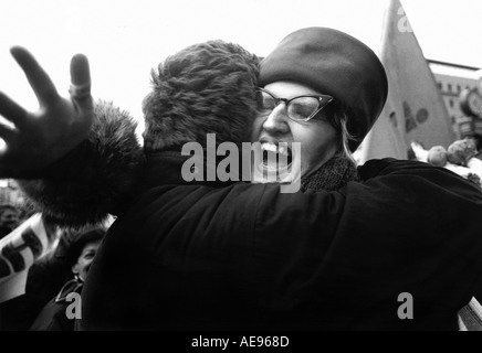 Berlin Deutschland - Berliner Kollegen Umarmung während einer Demonstration in der Nähe der Berliner Mauer im November 1989 Stockfoto