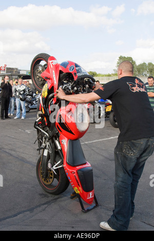 Motorrad Stuntman an Ace Café UK London Ace Ecke Stockfoto