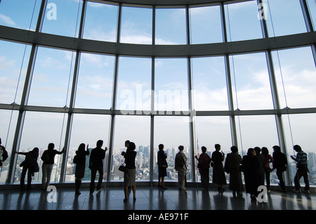 Urlauber, die über Stadt an Tokyo City View in Mori Building Roppongi Tokio Japan Stockfoto