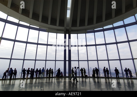 Urlauber, die über Stadt an Tokyo City View von Aussichtsplattform in Mori Building Roppongi Tokio Japan Stockfoto