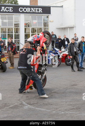 Motorrad Stuntman an Ace Café UK London Ace Ecke Stockfoto