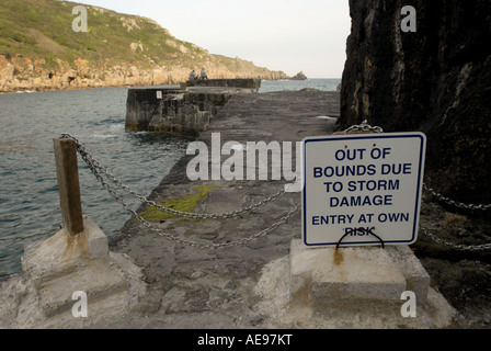 Beschädigte Deich später Cove, Cornwall, England. Stockfoto