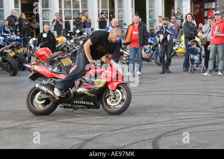 Motorrad Stuntman an Ace Café UK London Ace Ecke Stockfoto