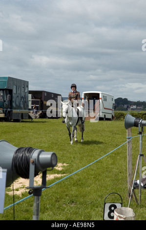 Reiterin auf grauen Stute Pferd im Show-Ring in Zentral- und West Fife jährliche Agricultural Show Juni 2006 Stockfoto