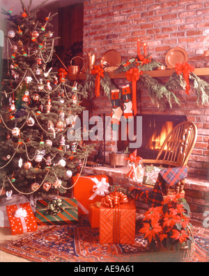 Weihnachten-Stillleben mit geschmückter Weihnachtsbaum stellt lodernden Kamin und Strümpfe aus dem Mantel hängen Stockfoto