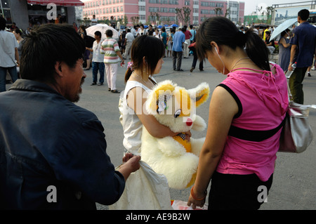 Ein Bettler bittet um Kleingeld zu zwei Mädchen in Tianjin China 19. August 2007 Stockfoto