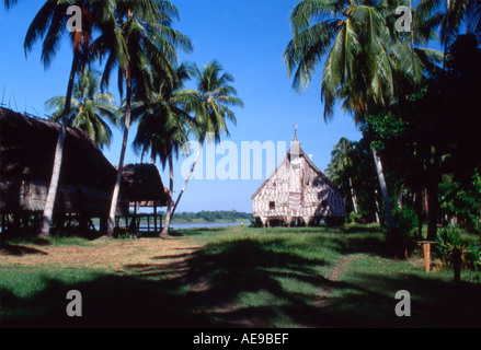 Blick auf einen Geisterhaus in einem Dorf der Sepik Fluss Papua-Neuguineas Stockfoto