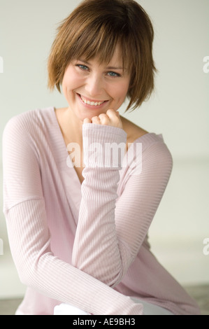 Junge Frau Lächeln für die Kamera Stockfoto