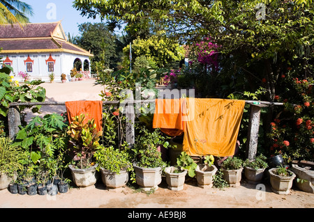 Stock Foto von Mönchen Roben Trocknung bei Bakong Kloster außerhalb Bakong Tempel in der Roluos-Gruppe in der Nähe von Angkor Wat in Kambodscha Stockfoto