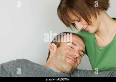 Lächelnde paar, Innenräume Stockfoto
