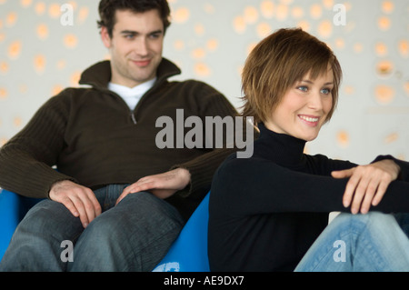 Lächelnde paar sitzt im Wohnzimmer Stockfoto