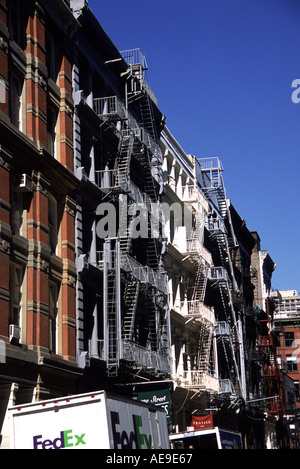 Feuerleitern auf der Außenseite der Manhatten lofts Stockfoto