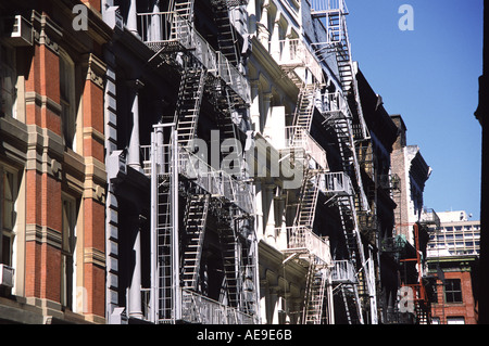 Feuerleitern auf der Außenseite der Manhatten lofts Stockfoto