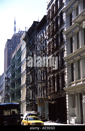 Feuerleitern auf der Außenseite der Manhatten lofts Stockfoto