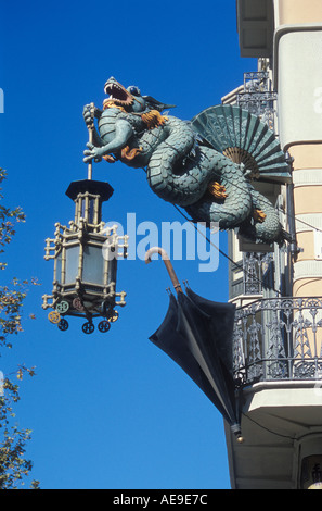 Ein Art-Deco-Drache auf der ehemaligen Umbrella Shop Fassade auf Las Ramblas Barcelona Spanien Stockfoto