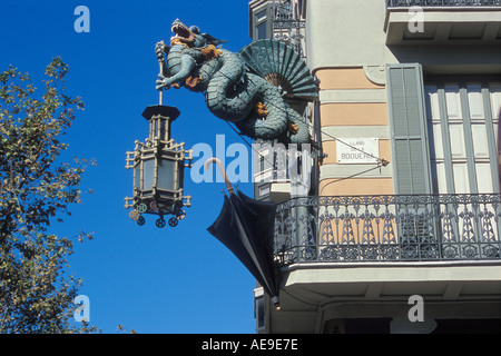 Ein Art-Deco-Drache auf der ehemaligen Umbrella Shop Fassade auf Las Ramblas Barcelona Spanien Stockfoto