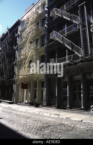 Feuerleitern auf der Außenseite der Manhatten lofts Stockfoto