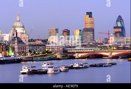 Blick auf die Skyline von London in der Dämmerung, der die Themse, die St. Paul Kathedrale, Blackfriars Bridge und Teile der Stadt. Stockfoto