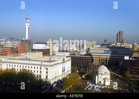 Luftaufnahme von Birmingham vom ICC und Broad Street. L) Baskerville House und R) Halle der Erinnerung. BT-Turm am Horizont. Stockfoto