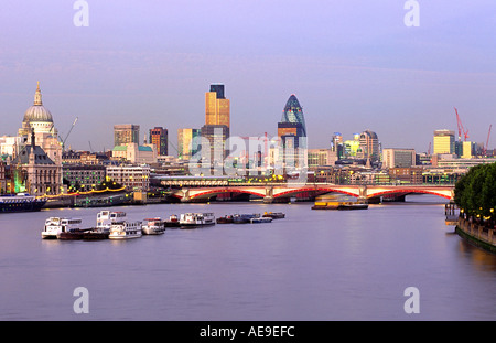 Blick auf die Skyline von London in der Dämmerung, der die Themse, die St. Paul Kathedrale, Blackfriars Bridge und Teile der Stadt. Stockfoto