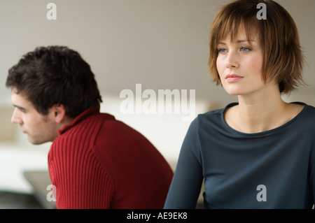 Sad sucht Paar in einem Wohnzimmer Stockfoto