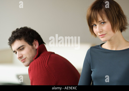 Paar in einem Wohnzimmer Stockfoto