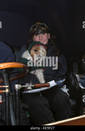 Mädchen und Hund in London nach Brighton Veteran Car Run Rally 2003 Stockfoto