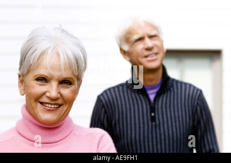 Portrait einer älteren Frau Lächeln für die Kamera, senior Mann im Hintergrund Stockfoto