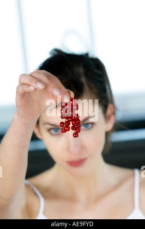 Porträt einer jungen Frau mit Johannisbeeren Stockfoto
