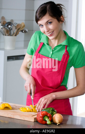 Junge lächelnde Frau Gemüse Hacken Stockfoto
