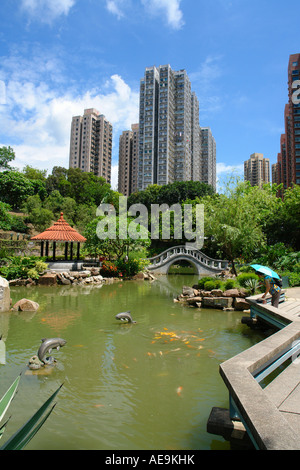 Shatin New Park mit Wohnsiedlungen auf der Rückseite Hong Kong China Stockfoto