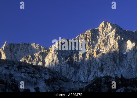 Gipfel über Schatz See in der John Muir Wilderness, Inyo National Forest, Sierra Nevada Bergkette, Kalifornien, USA Stockfoto