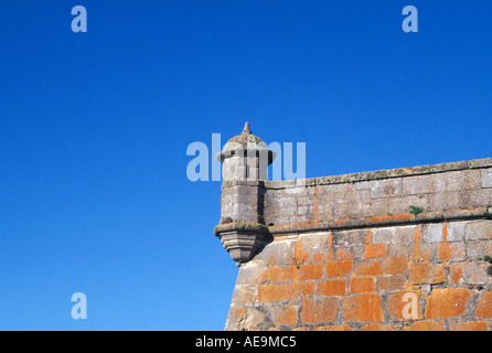 Uruguay Südamerika Fortaleza de Santa Teresa strahlend blauem Himmel orange Wände Stockfoto